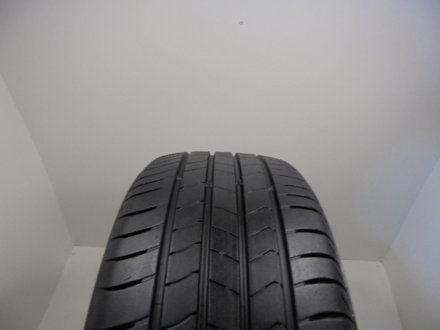 Kumho HS51 tyre