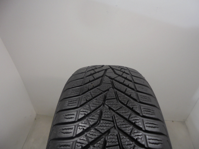 Yokohama V905 tyre