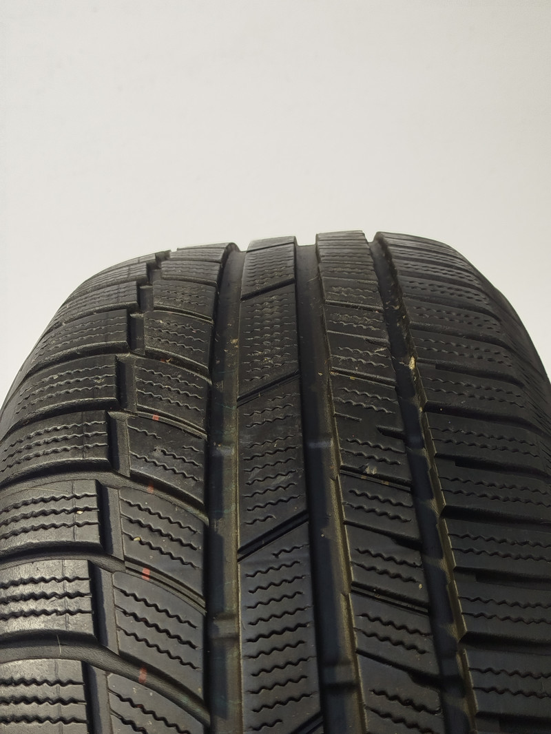 Bridgestone LM001 tyre