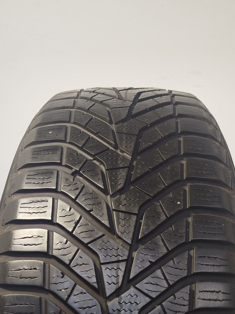 Yokohama V905 tyre