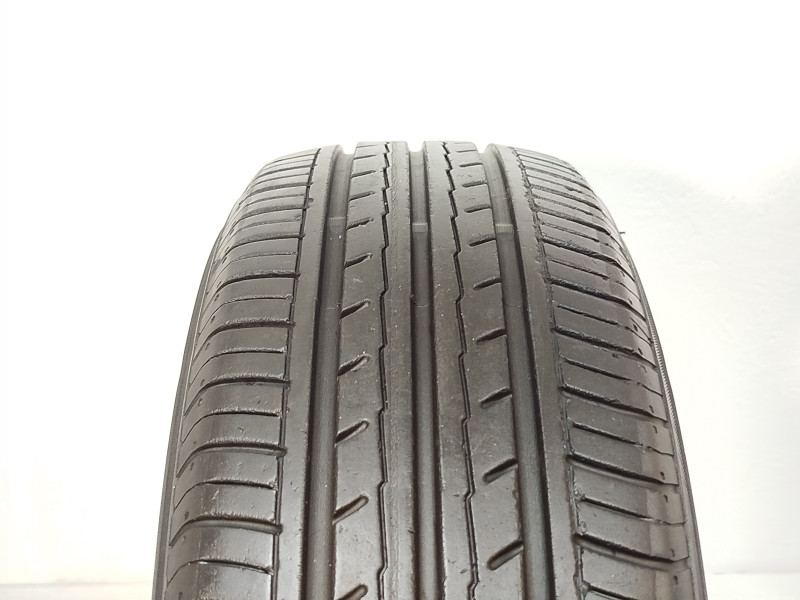 Yokohama ES32 tyre