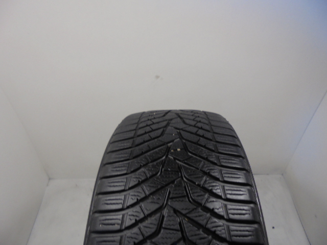 Yokohama V905 tyre